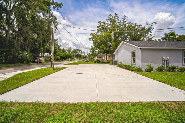 Building Photo - Charming New 3BED-2BATH Apartment in Barto...
