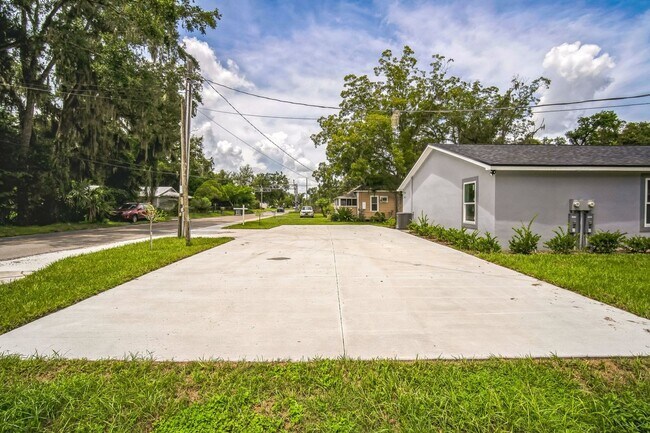 Building Photo - Charming New 3BED-2BATH Apartment in Bartow FL