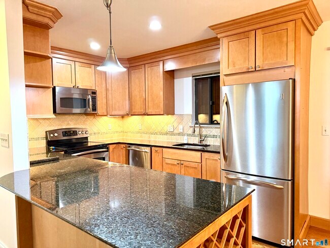 Building Photo - 2289 Bedford St