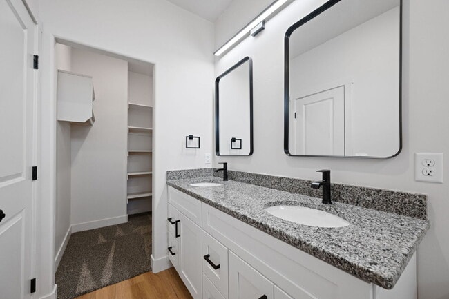 Building Photo - Private room with shared bathroom in a bra...