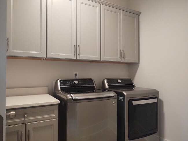 Building Photo - Move-in ready Townhome located in Blanchar...