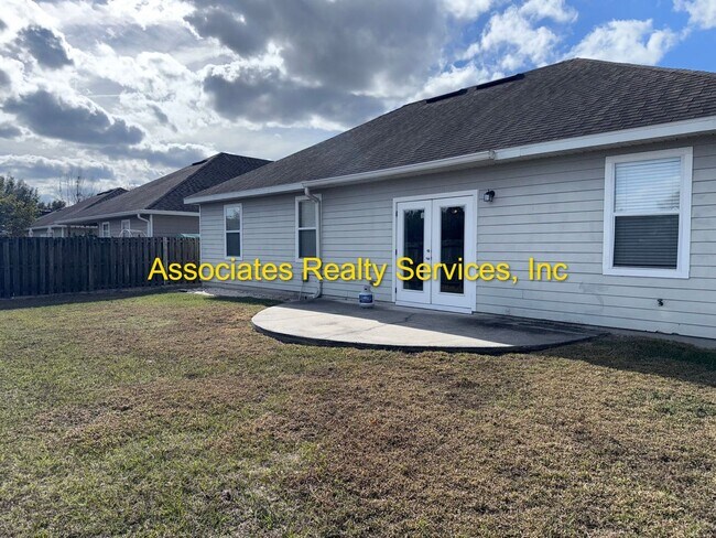 Building Photo - Willow Oak SW 3/2, a must see