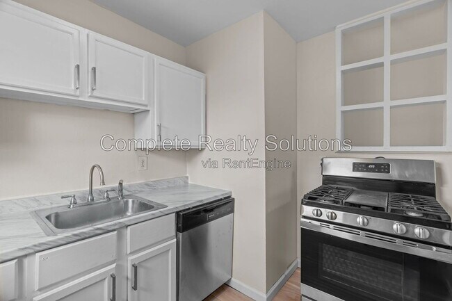Building Photo - 5661 Bermuda Dr