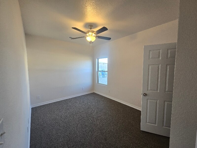 Building Photo - 512 S Hackberry St