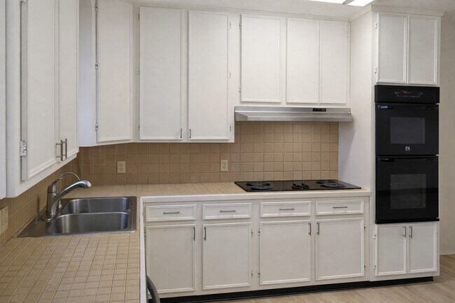 Building Photo - 5315 Bayway Dr