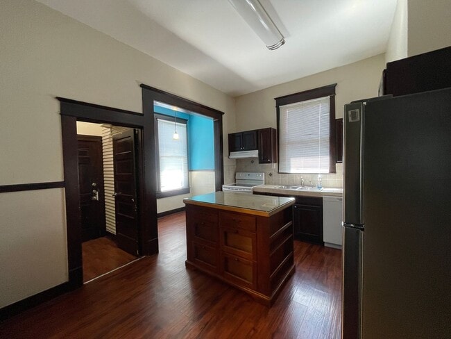 Building Photo - 305 W 38th St