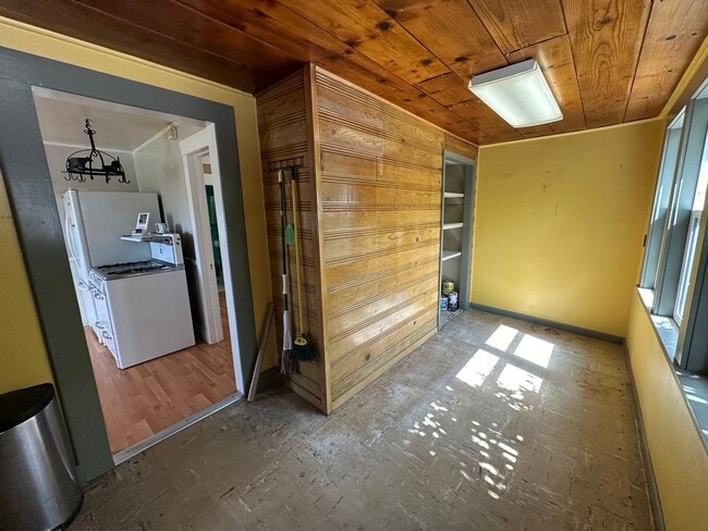 Building Photo - Adorable 2 Bedroom One Bathroom Home Close...