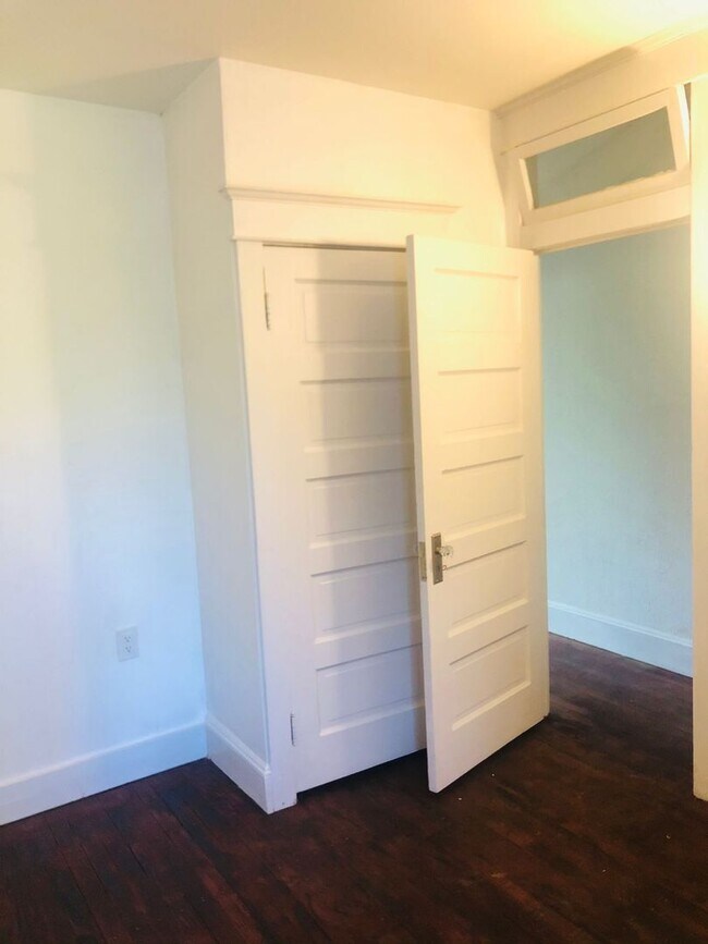 Building Photo - 4 bed 1 bath amazing location