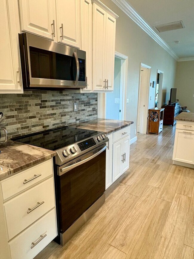 Building Photo - 3/2/2 with huge screened in Patio in The Pines/Jensen Beach