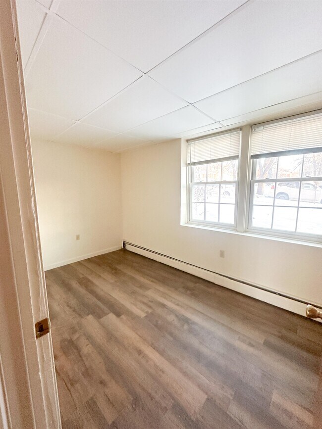 Building Photo - 324 Main St