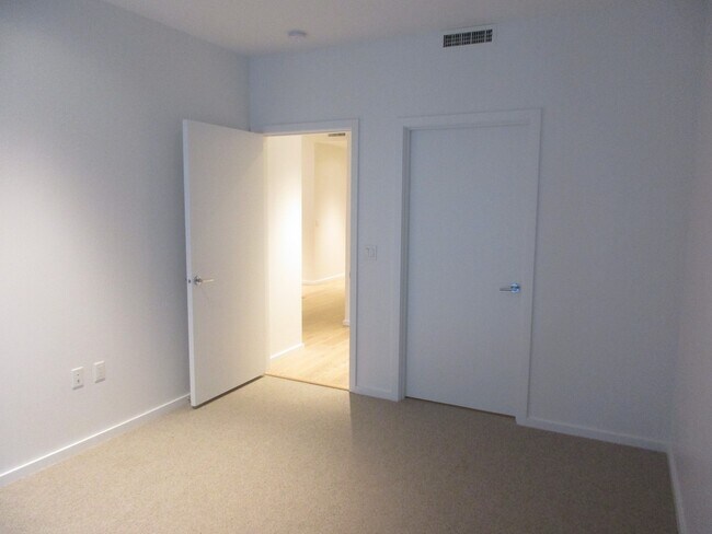 Building Photo - Vista Condominiums - 1 bedroom/1 bath Pearl District condo w/parking/storage/amenities/most utili...
