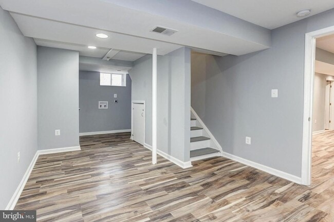 Building Photo - Spacious single family home with full basement