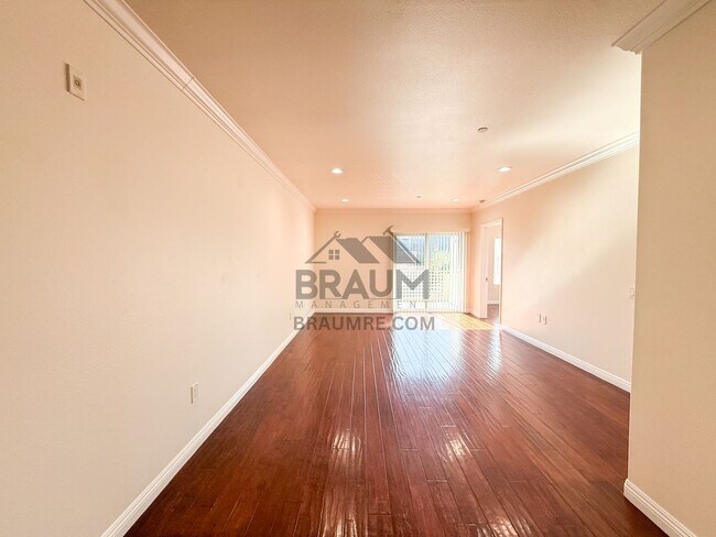 Building Photo - 332 S Virgil Ave