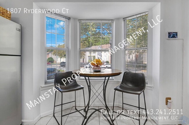 Building Photo - 3 Bedroom Townhome Optionally Furnished!