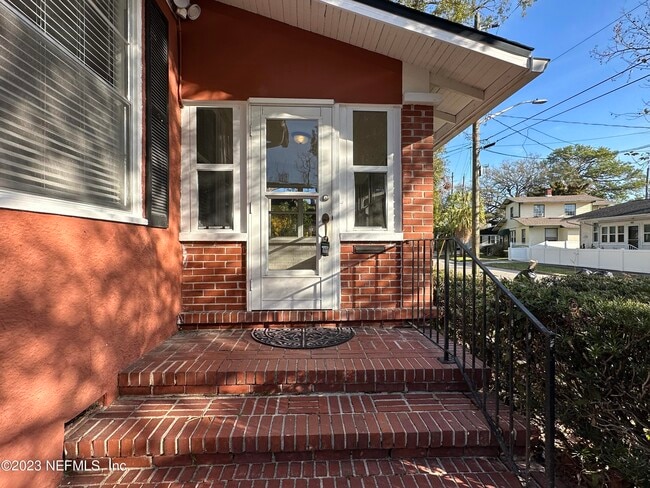Building Photo - 1824 Perry Pl
