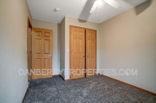 Building Photo - 1131 N Byrne Rd