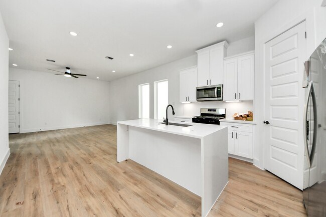 Building Photo - 8313 Venus St