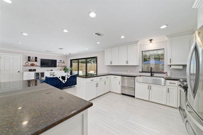 Building Photo - 10607 Chimney Rock Rd