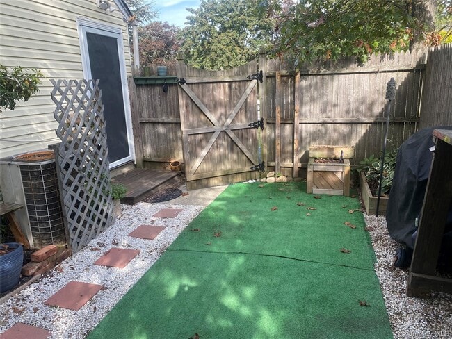 Building Photo - 10 Village Cir W