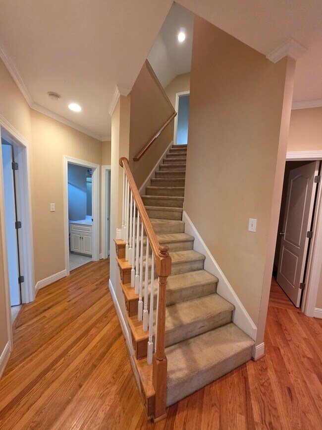 Building Photo - 306 Lochleven Ct