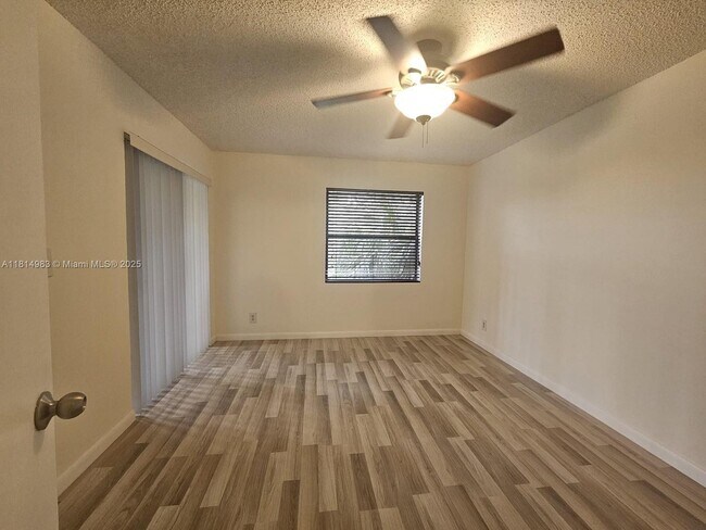 Building Photo - 9999 Summerbreeze Dr