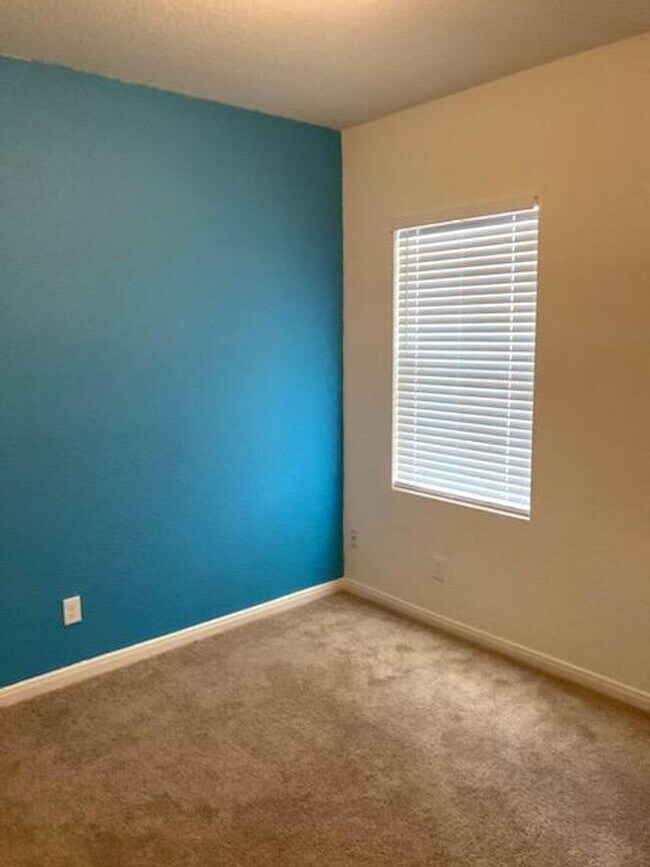 Building Photo - Open concept ranch