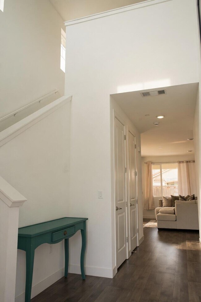 Building Photo - 417 Avendale Dr