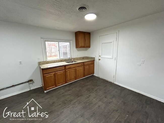 Building Photo - Beautiful 2 Bedroom 1 Bathroom now available for rent!