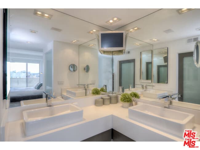 Building Photo - 7250 Franklin Ave