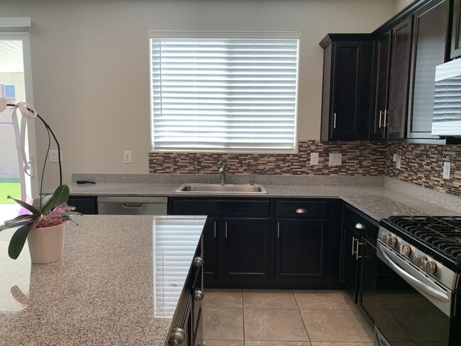 Building Photo - Beautiful 5 bedroom home