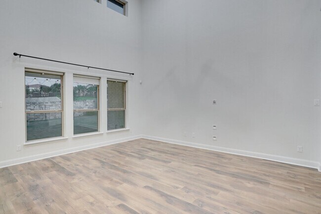 Building Photo - 3904 Mercer Rd