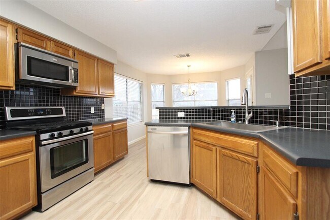 Building Photo - 15301 Ecorio Dr