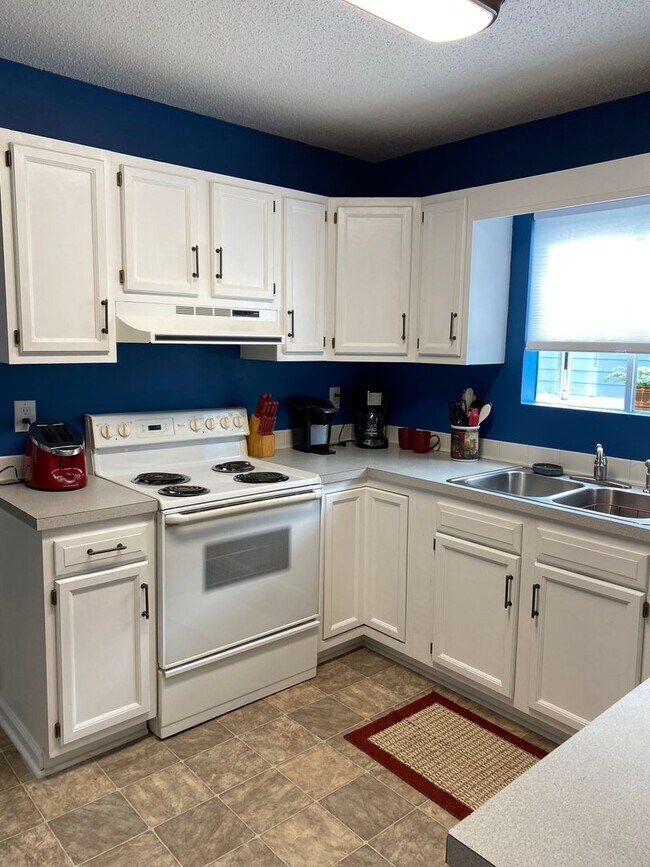 Building Photo - 2 bedroom 1.5 bath Condo