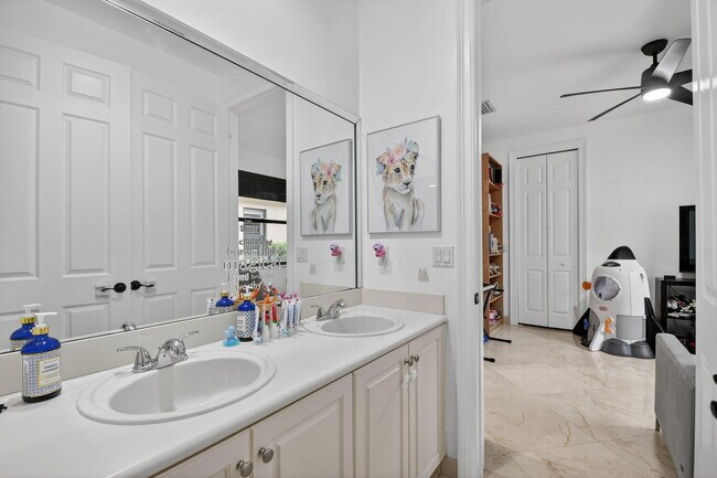 Building Photo - 10337 Trianon Pl