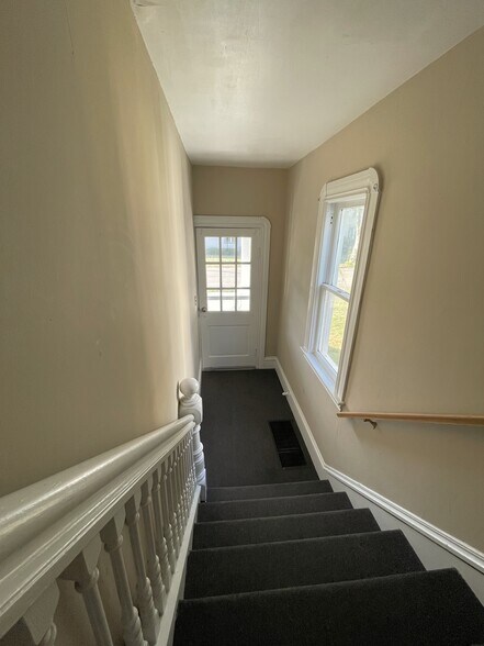 Apartment Entry - 533 W Gray St