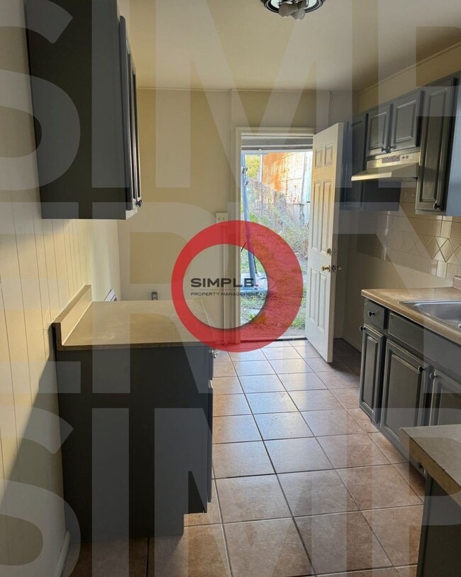 Building Photo - Great Location