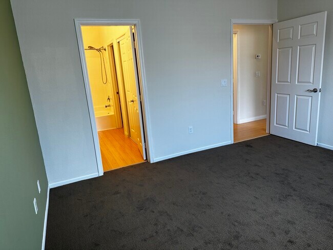 Building Photo - 310 Sunset Way