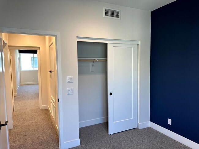 Building Photo - Fantastic 3 Story Townhome - 2 bedrooms - ...