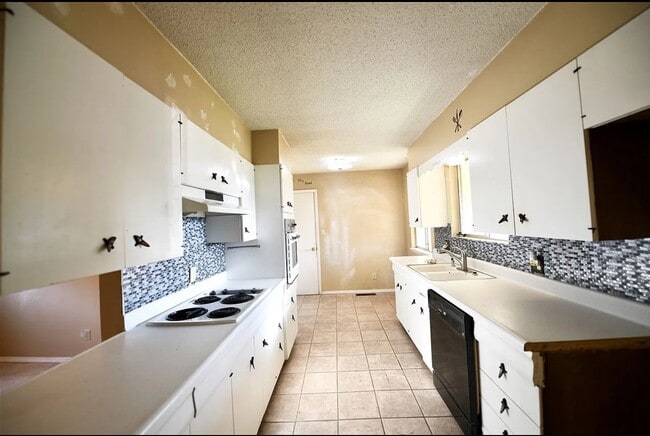 Building Photo - COMING SOON! Corner lot home with fenced b...