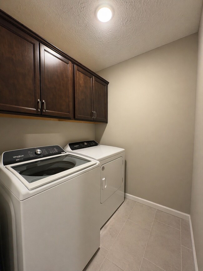 Building Photo - 4 BR WITH OFFICE