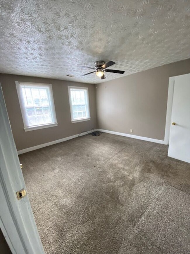 Building Photo - Located near Schools and Shopping. Ask about our "Move-In-Special".