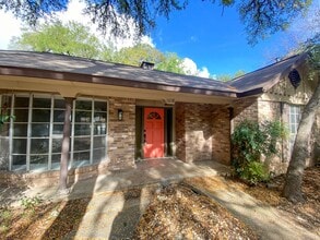 Building Photo - WHISPERING OAKS RARE FIND 3 BD/2 BA AVAILABLE APRIL 7TH!