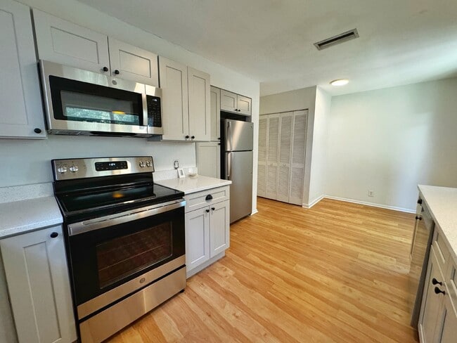 Building Photo - Newly remodeled Licolnville cottage in historic downtown St. Augustine