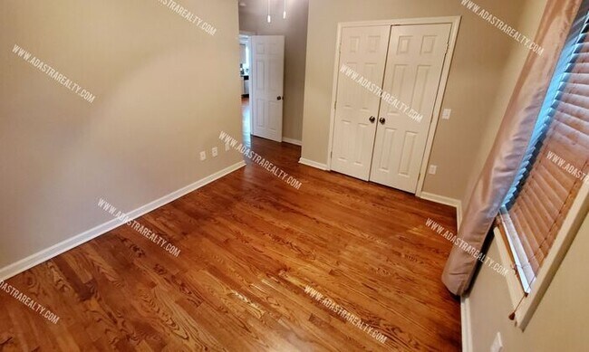 Building Photo - Beautiful Home in Mission, KS-Available NOW!!!