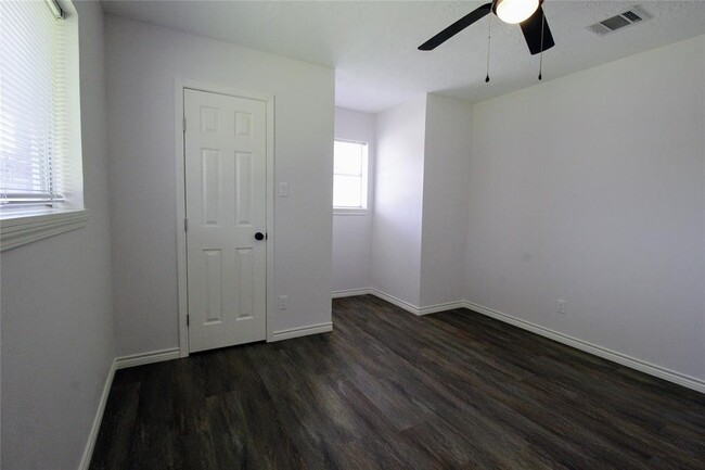 Building Photo - 10915 Roandale Dr