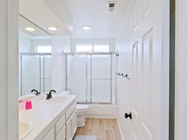 Building Photo - FURNISHED - Elegant 3 bedroom with office ...