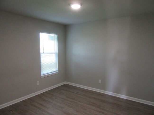 Building Photo - 1300 Grace Ave