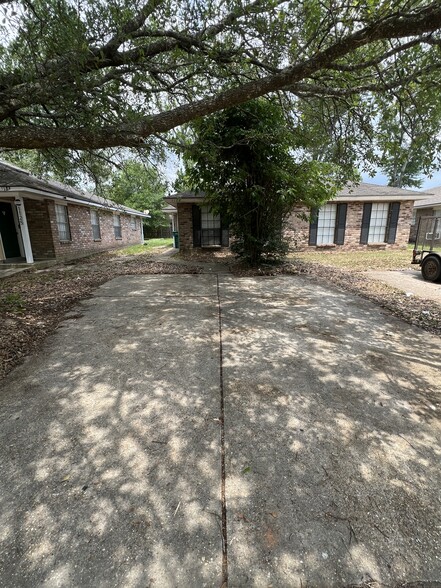 Primary Photo - 1127 Willow Creek Dr