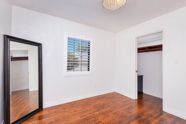 Building Photo - Beautifully renovated upstairs unit in South Mission Hills!  A MUST-SEE!
