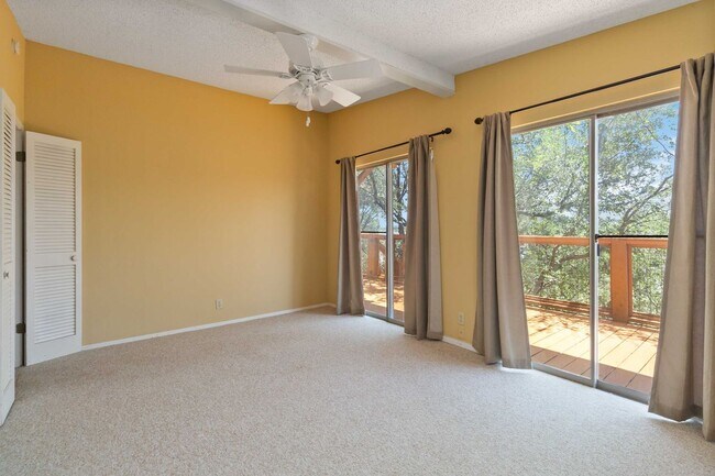 Building Photo - 2676 Woodcrest Dr